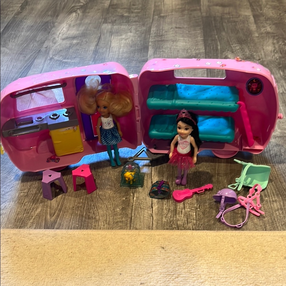 Chelsea camper van with 2 dolls and accessories